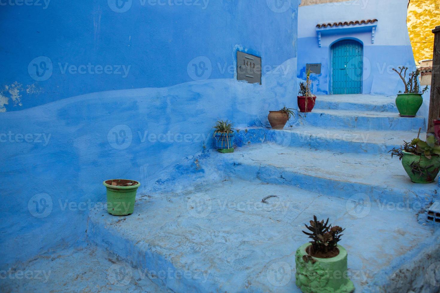 strada blu e case a chefchaouen, marocco. bella strada medievale colorata dipinta in un tenue colore blu. foto