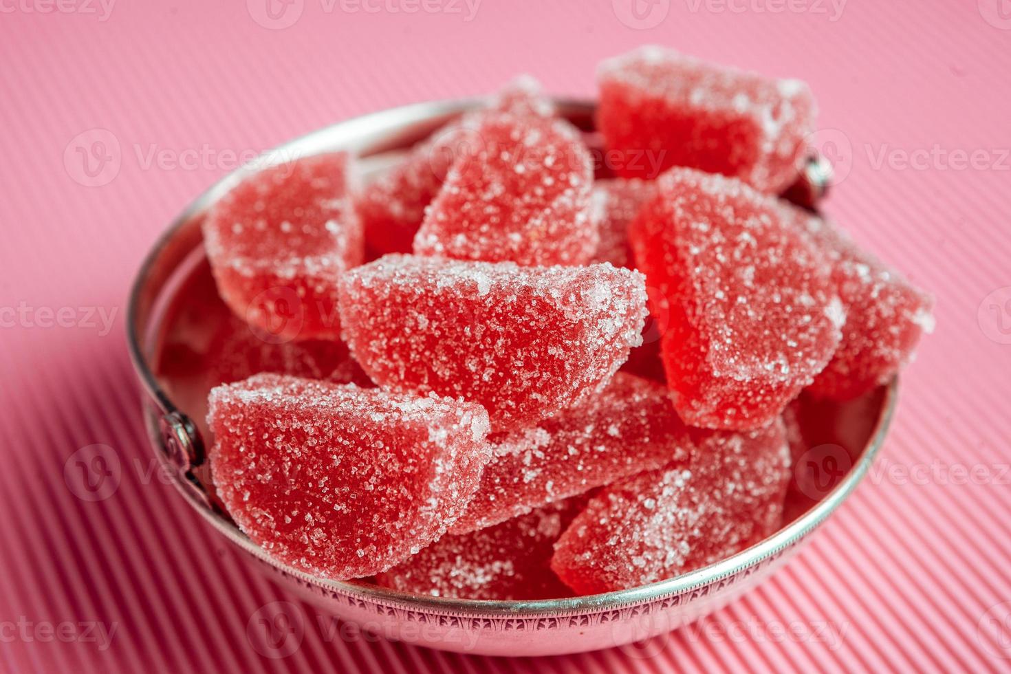 collezione di candele di marmellata colorate. tavolo dolce con barattoli di bonbon. foto