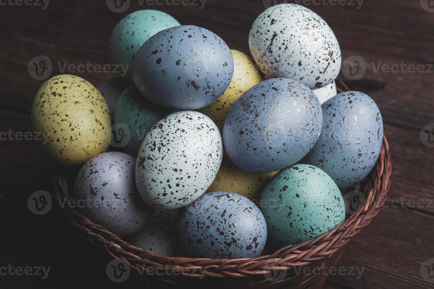 sfondo di uova di pasqua color pastello dipinto a mano. biglietto di auguri o invito di buona pasqua. foto