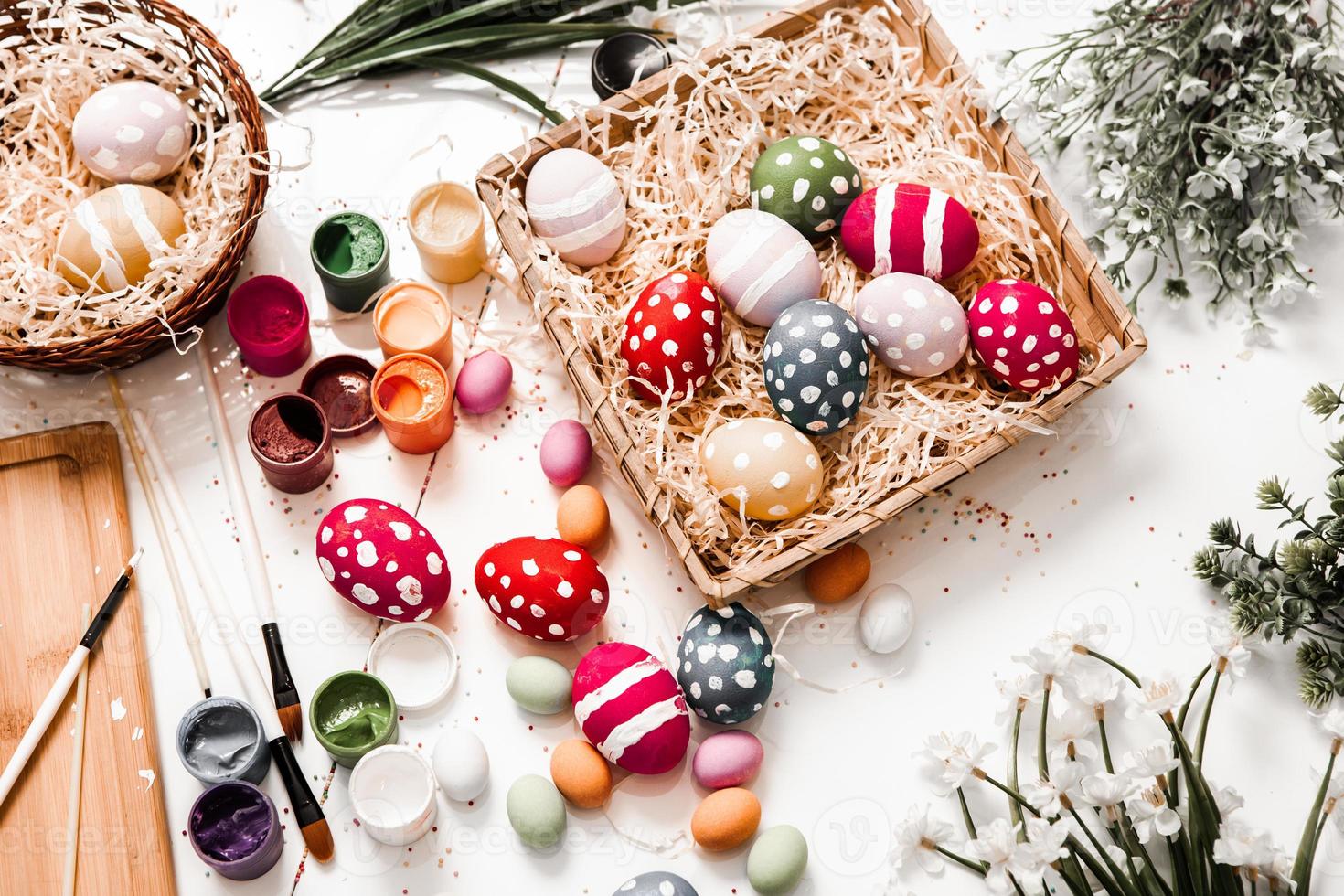 sfondo di uova di pasqua color pastello dipinto a mano. biglietto di auguri o invito di buona pasqua. foto