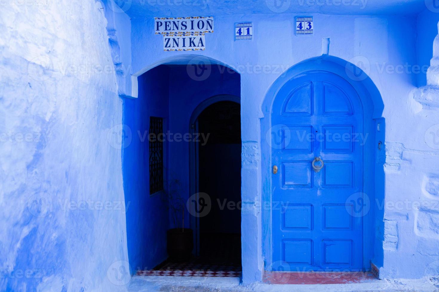 strada blu e case a chefchaouen, marocco. bella strada medievale colorata dipinta in un tenue colore blu. foto