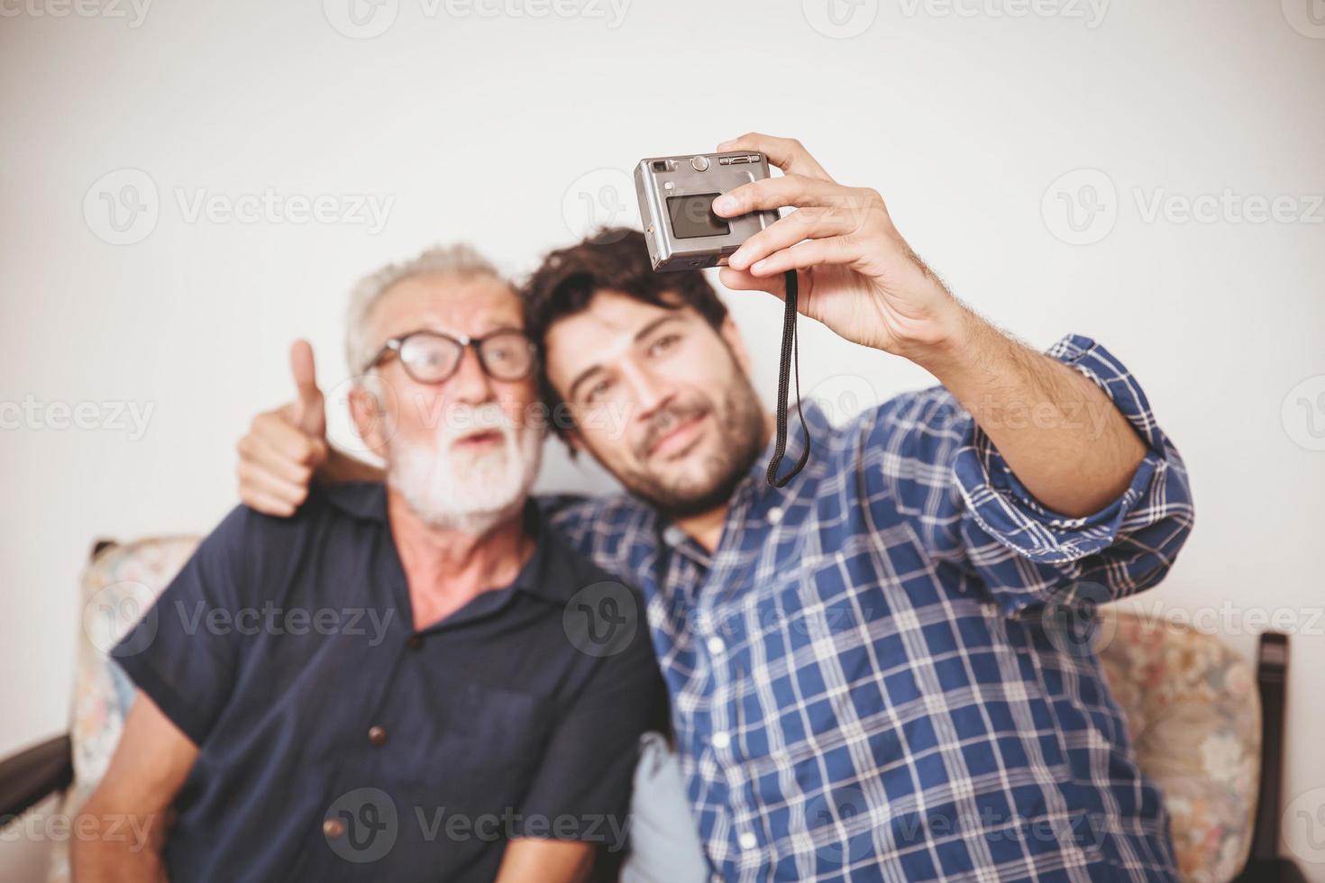 anziano felice, figlio scatta un selfie fotografico con suo zio famiglia felice con lo stile di vita della fotocamera digitale. foto