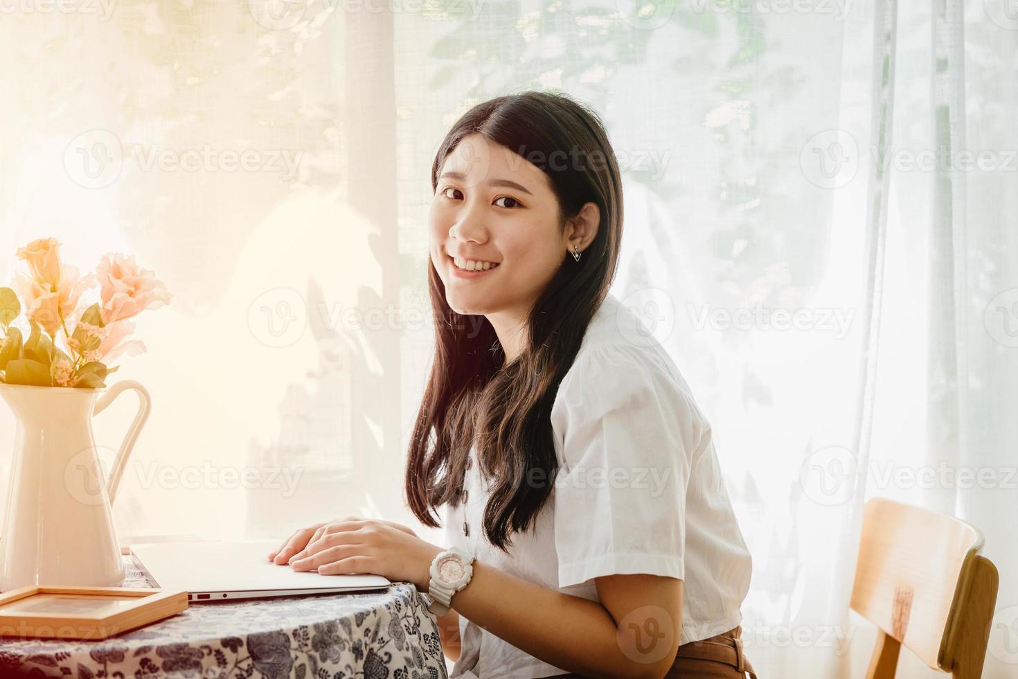 ragazza asiatica carina adolescente sorridente in casa per l'asia giovane casa moglie felice godersi lo stile di vita a casa. foto