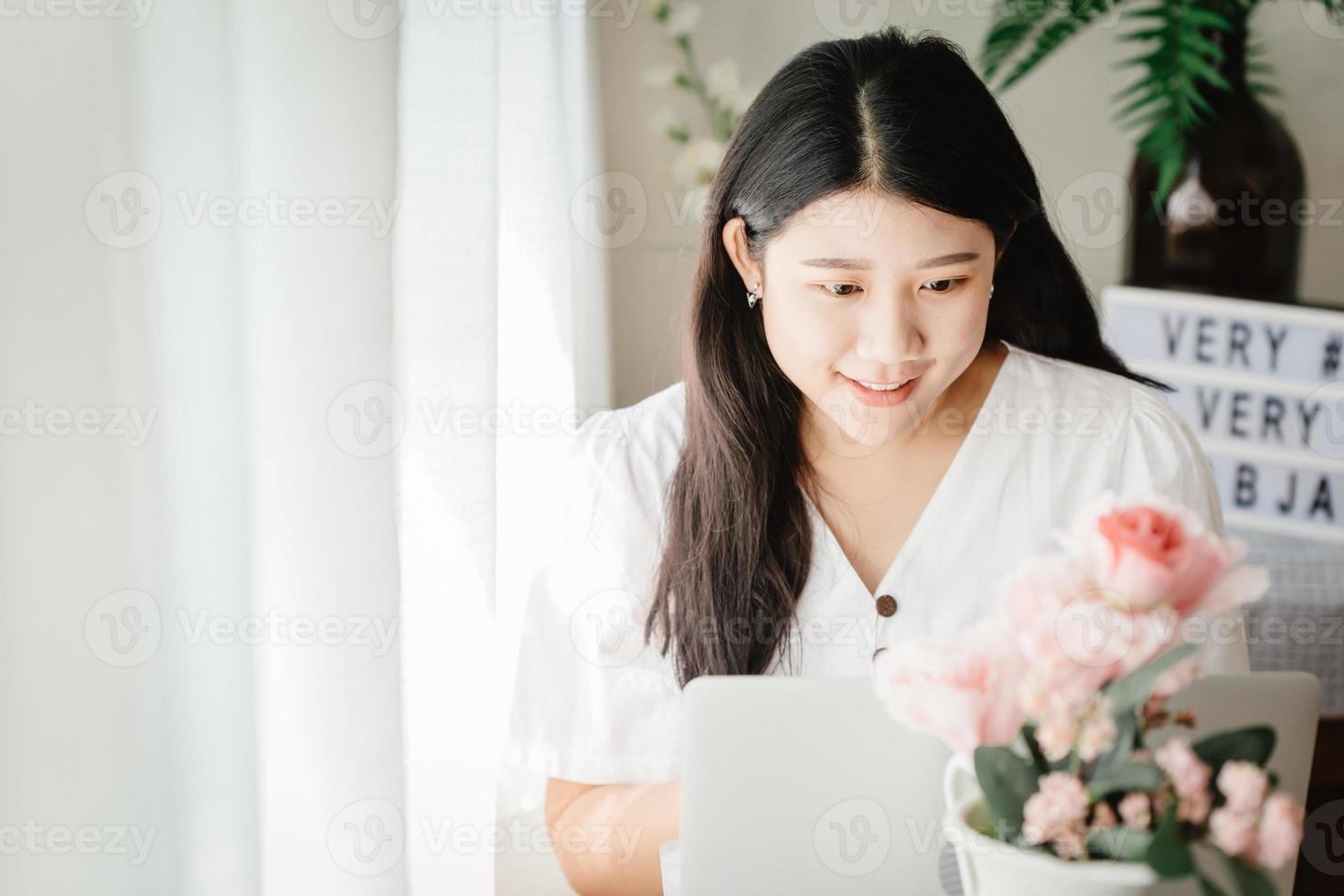 ragazza asiatica carina adolescente sorridente in casa per l'asia giovane casa moglie felice godersi lo stile di vita a casa. foto