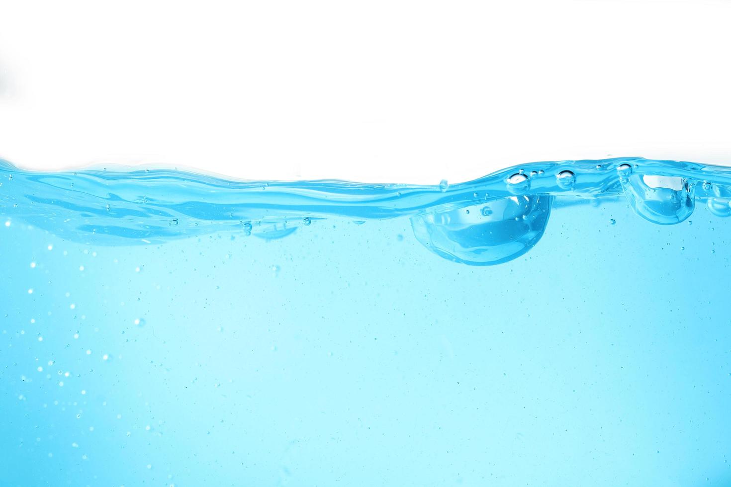 acqua superficiale blu e bolla d'aria isolata su sfondo bianco foto