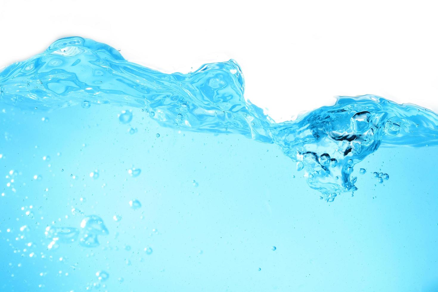 acqua superficiale blu e bolla d'aria isolata su sfondo bianco foto
