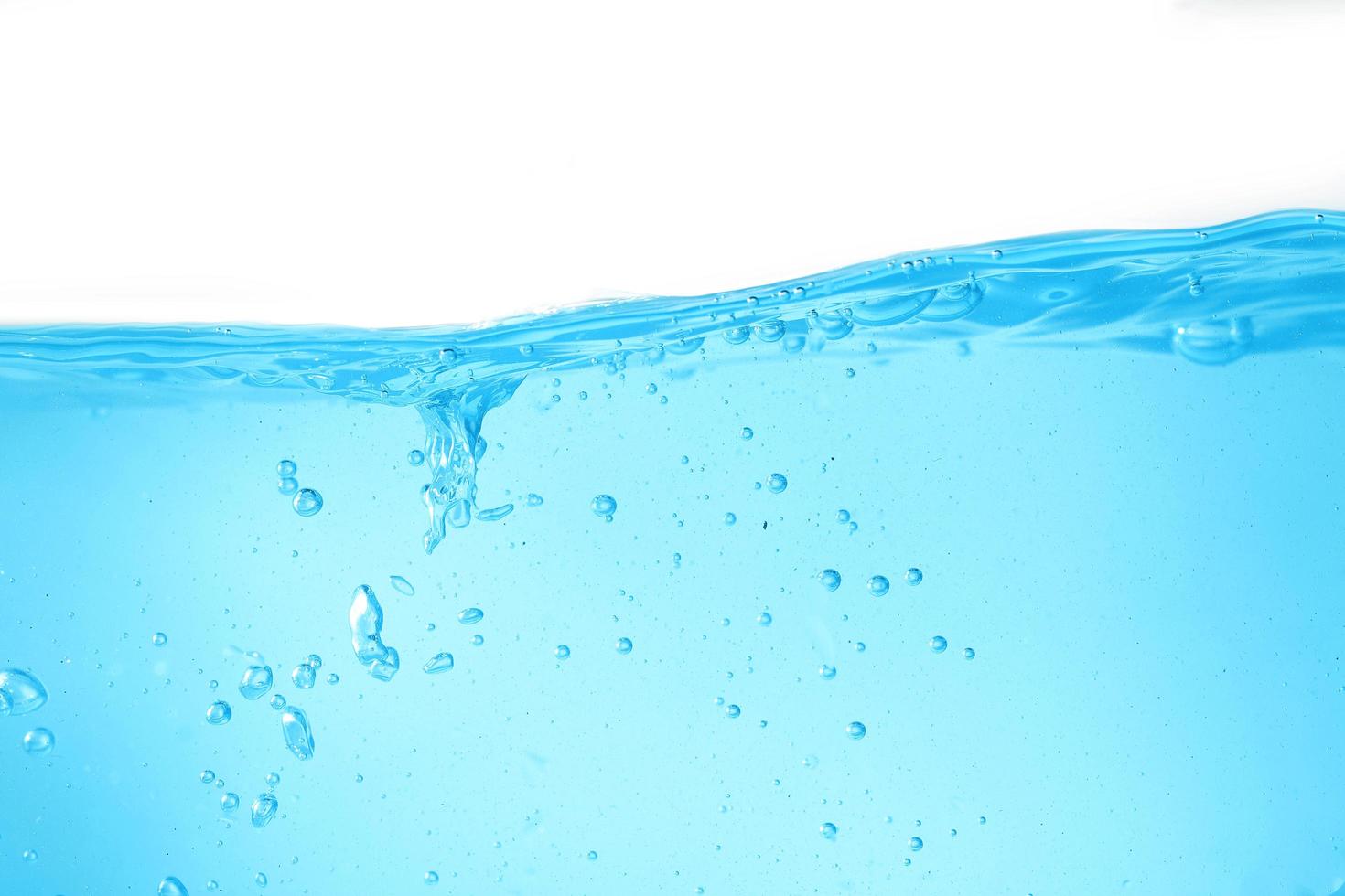 acqua superficiale blu e bolla d'aria isolata su sfondo bianco foto