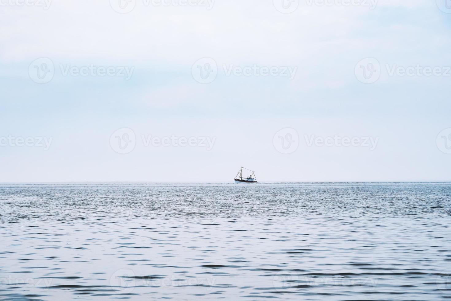 barca di gamberetti lontana sul mare del nord foto