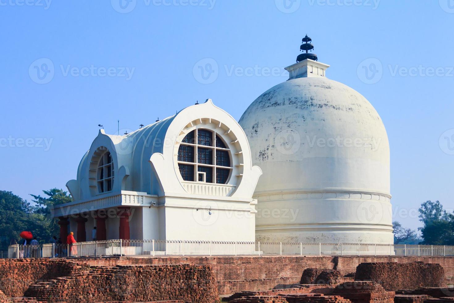 parinirvana stupa e tempio, kushinagar, india foto