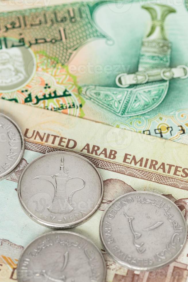 Primo piano delle banconote e delle monete degli Emirati Arabi Uniti foto