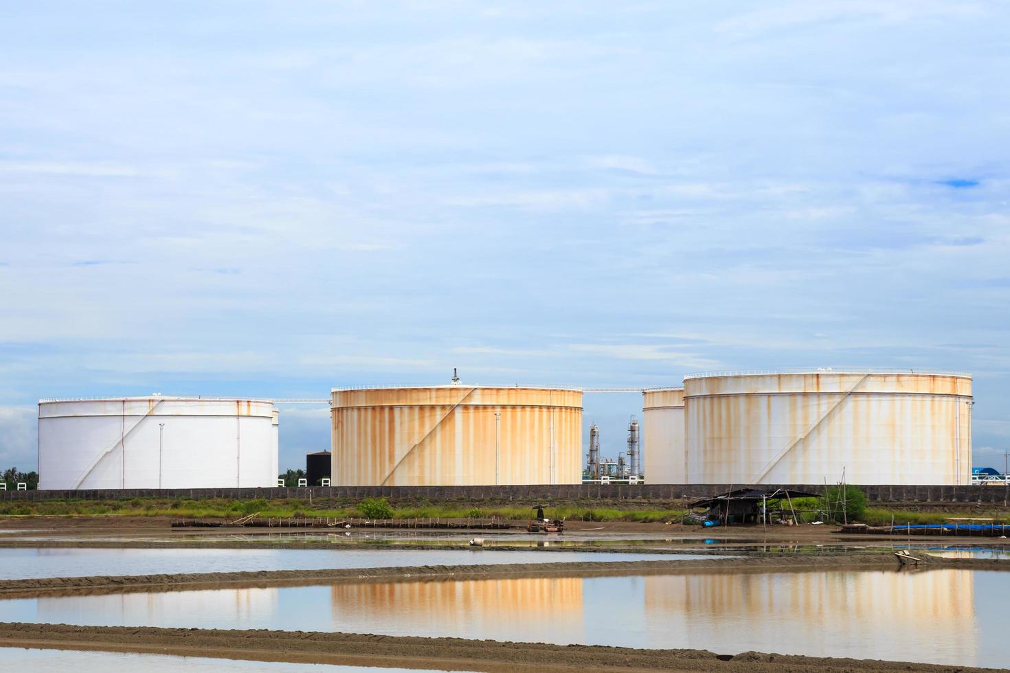 grandi serbatoi bianchi in tank farm per benzina e olio foto