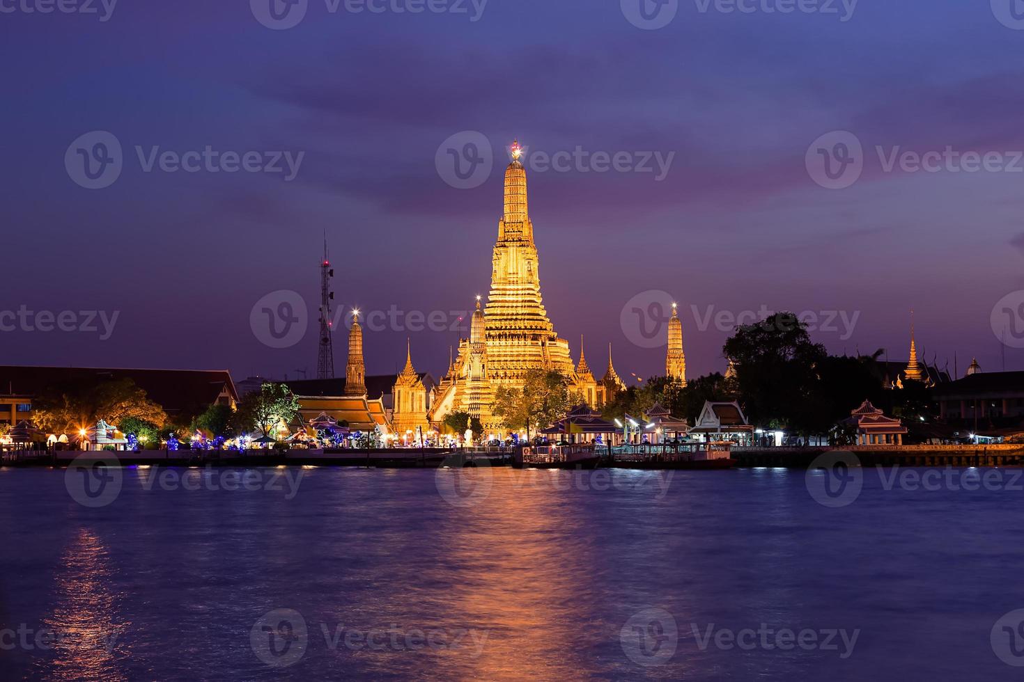 wat arun o tempio dell'alba al crepuscolo, bangkok, thailandia foto