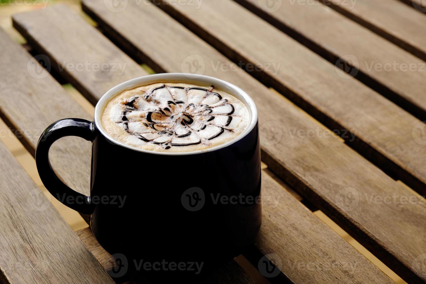 moka calda su tavola di legno foto