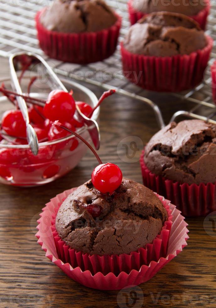 muffin al cioccolato con ciliegia. foto
