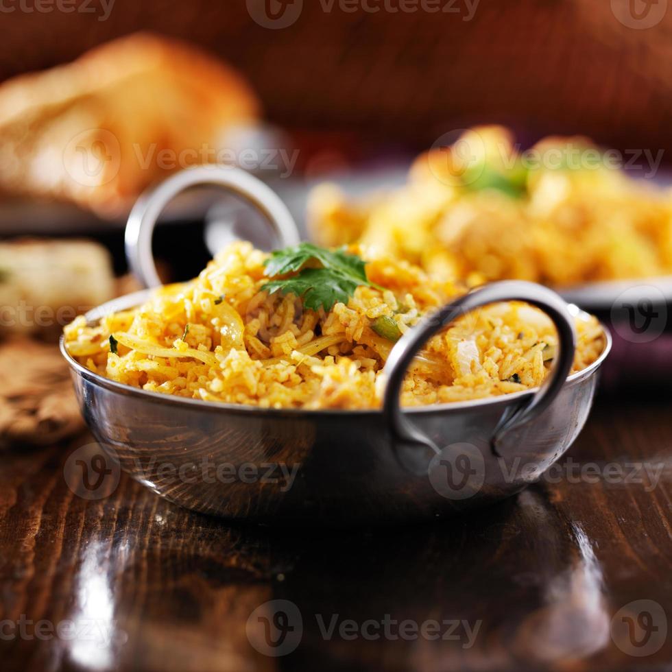 biryana di pollo indiano nel piatto balti foto