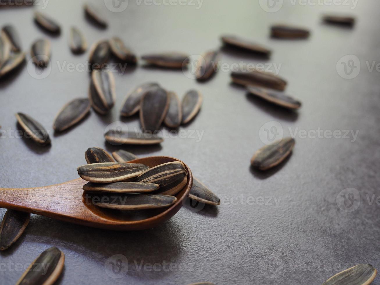 semi di girasole con cucchiaio di legno. foto
