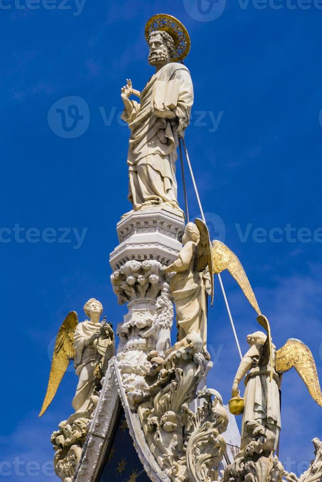 dettagli architettonici dalla parte superiore della facciata di san marco a venezia, italia foto