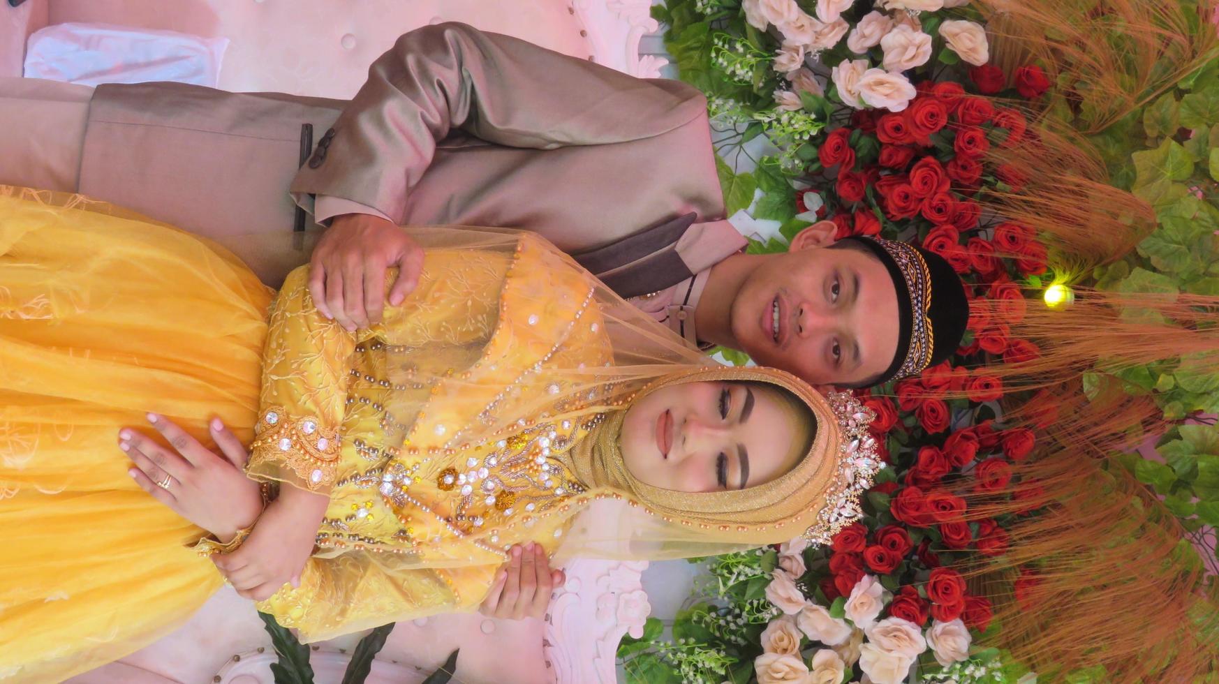 cianjur regency west java indonesia il 15 giugno 2021 - una coppia felice. matrimonio musulmano indonesiano. foto