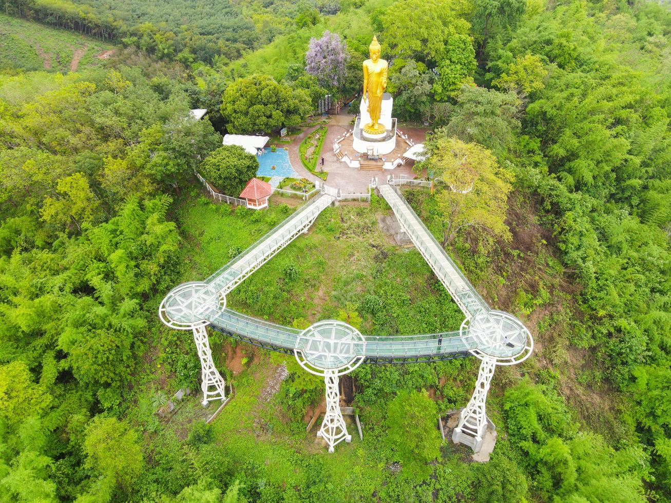 skywalk chiang khan punto di riferimento del fiume mekong a loei, fiume mekong thailandia laos confine vista del bellissimo ponte bianco vetro sky walk chiang khan, loei, thailandia. foto