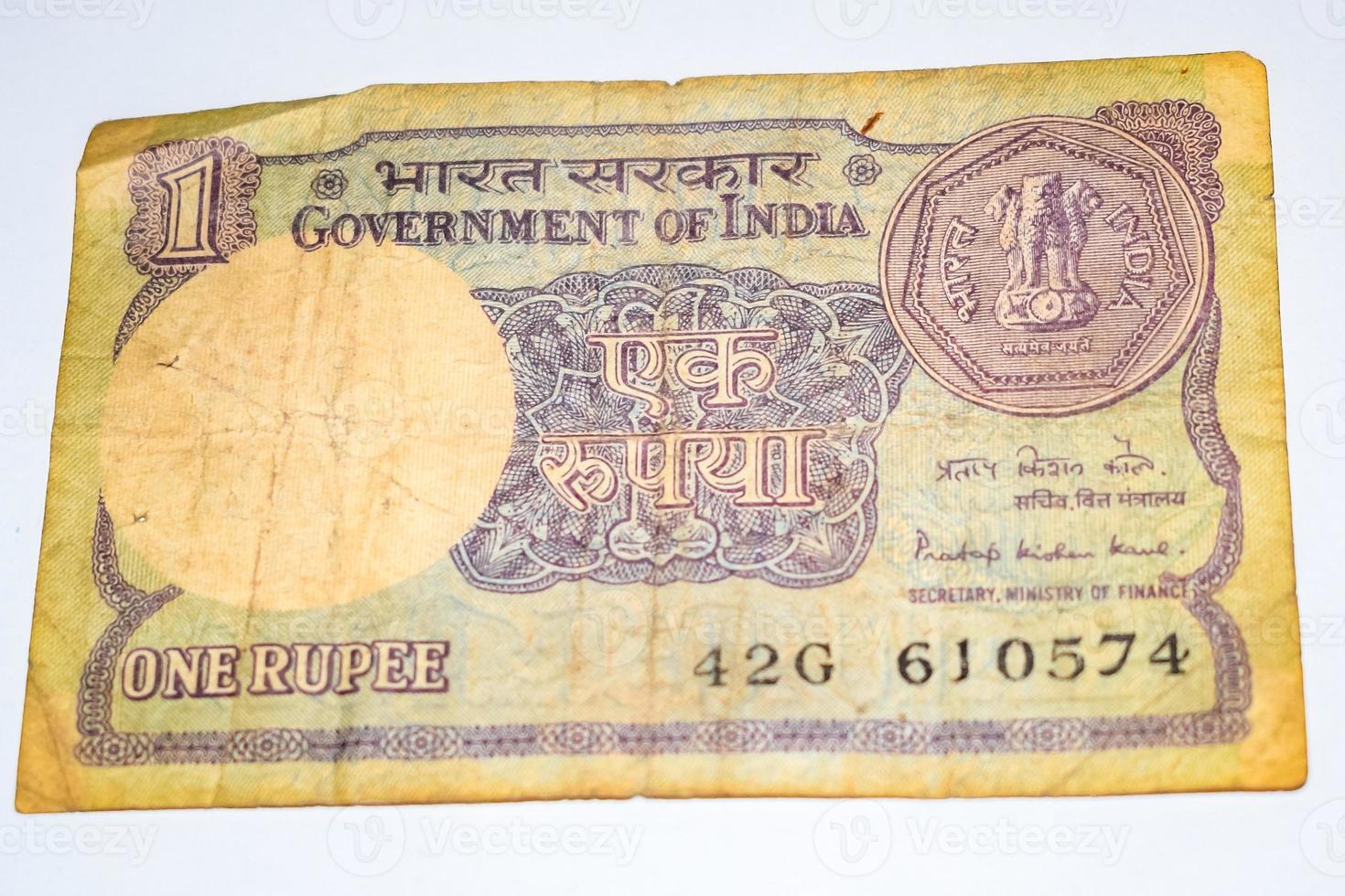 banconota da una rupia indiana antica rara su sfondo bianco, governo indiano, banconota da una rupia indiana vecchia, valuta indiana, vecchia valuta indiana sul tavolo foto
