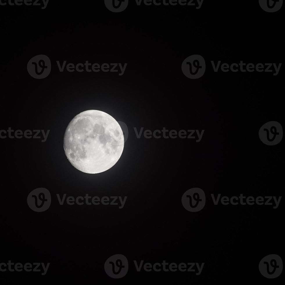 timelapse di luna, lasso di tempo stock luna piena sorge nel cielo di natura oscura, notte. lasso di tempo del disco di luna piena con la luna che si illumina nel cielo nero scuro di notte. riprese video o timelapse gratuiti di alta qualità foto