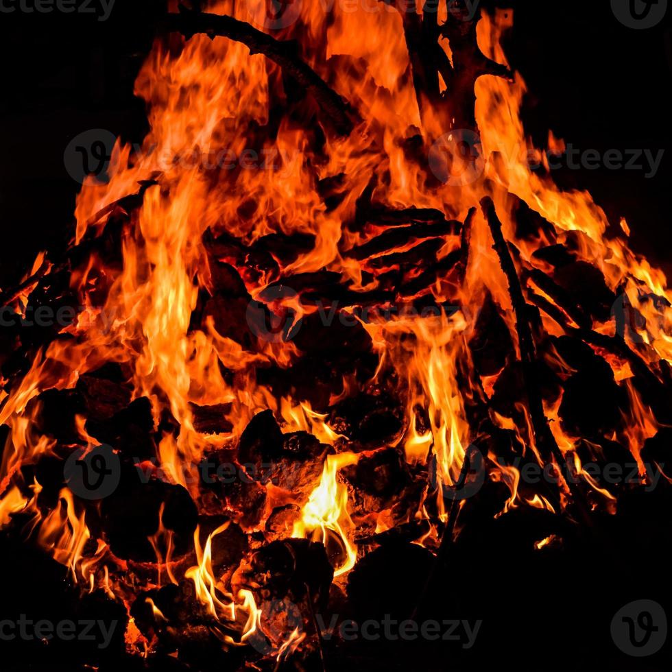 fiamme di fuoco su sfondo nero, fiamma di fuoco fiamma sfondo texture, splendidamente, il fuoco sta bruciando, fiamme di fuoco con legno e sterco di vacca foto