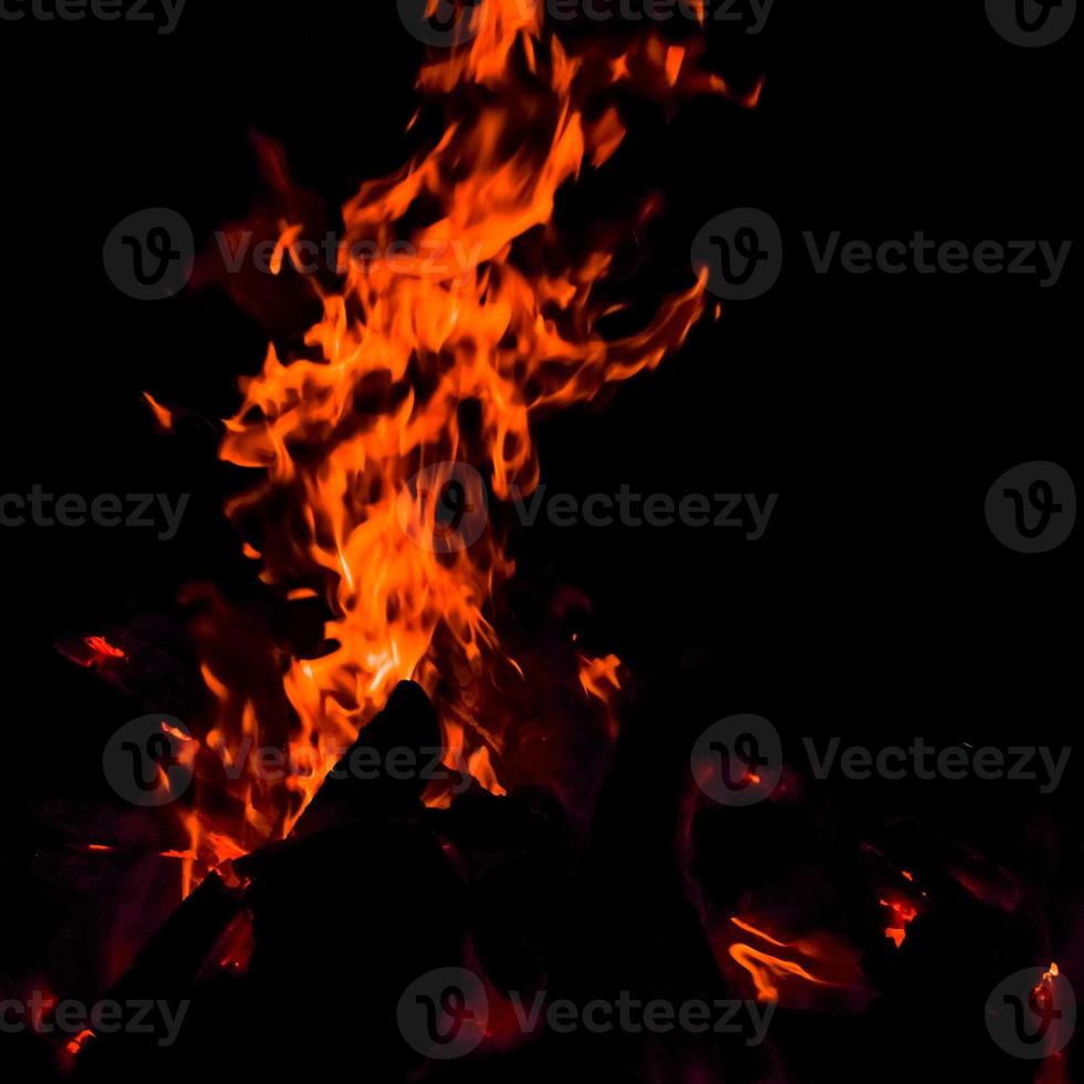 fiamme di fuoco su sfondo nero, fiamma di fuoco fiamma sfondo texture, splendidamente, il fuoco sta bruciando, fiamme di fuoco con legno e sterco di vacca foto