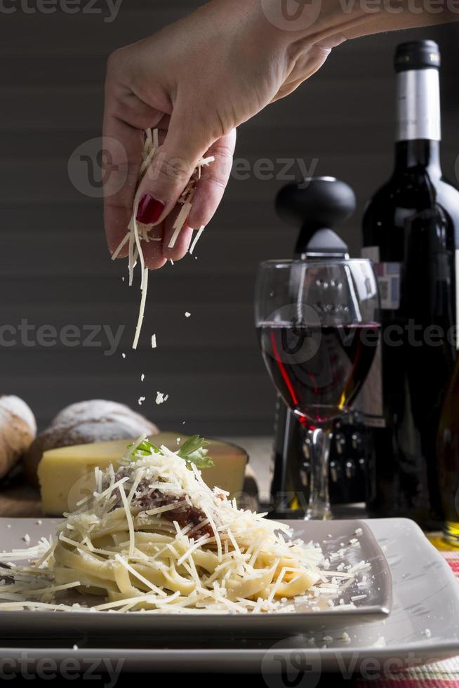 spaghetti al pomodoro con formaggio foto