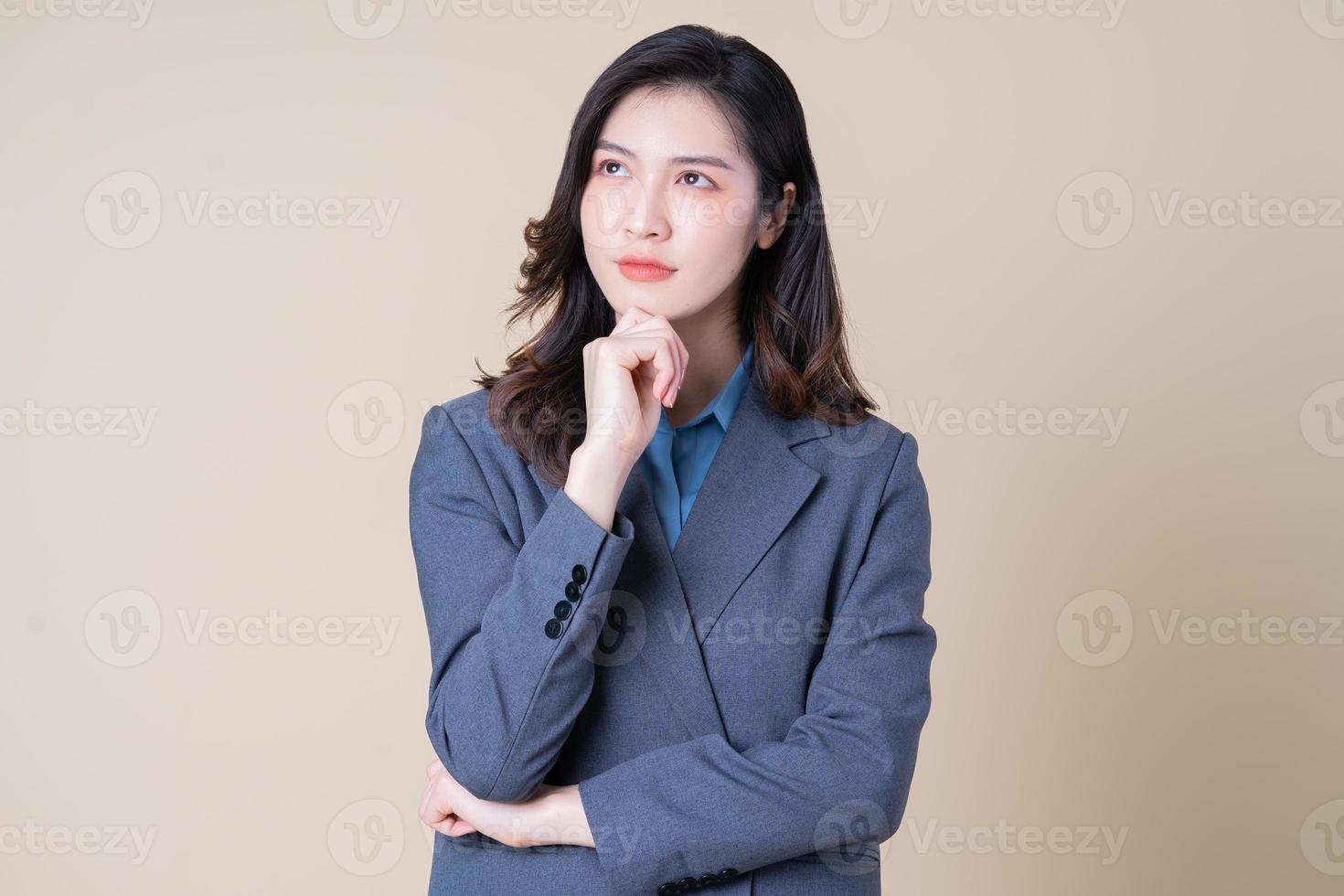 ritratto di giovane donna asiatica d'affari sullo sfondo foto