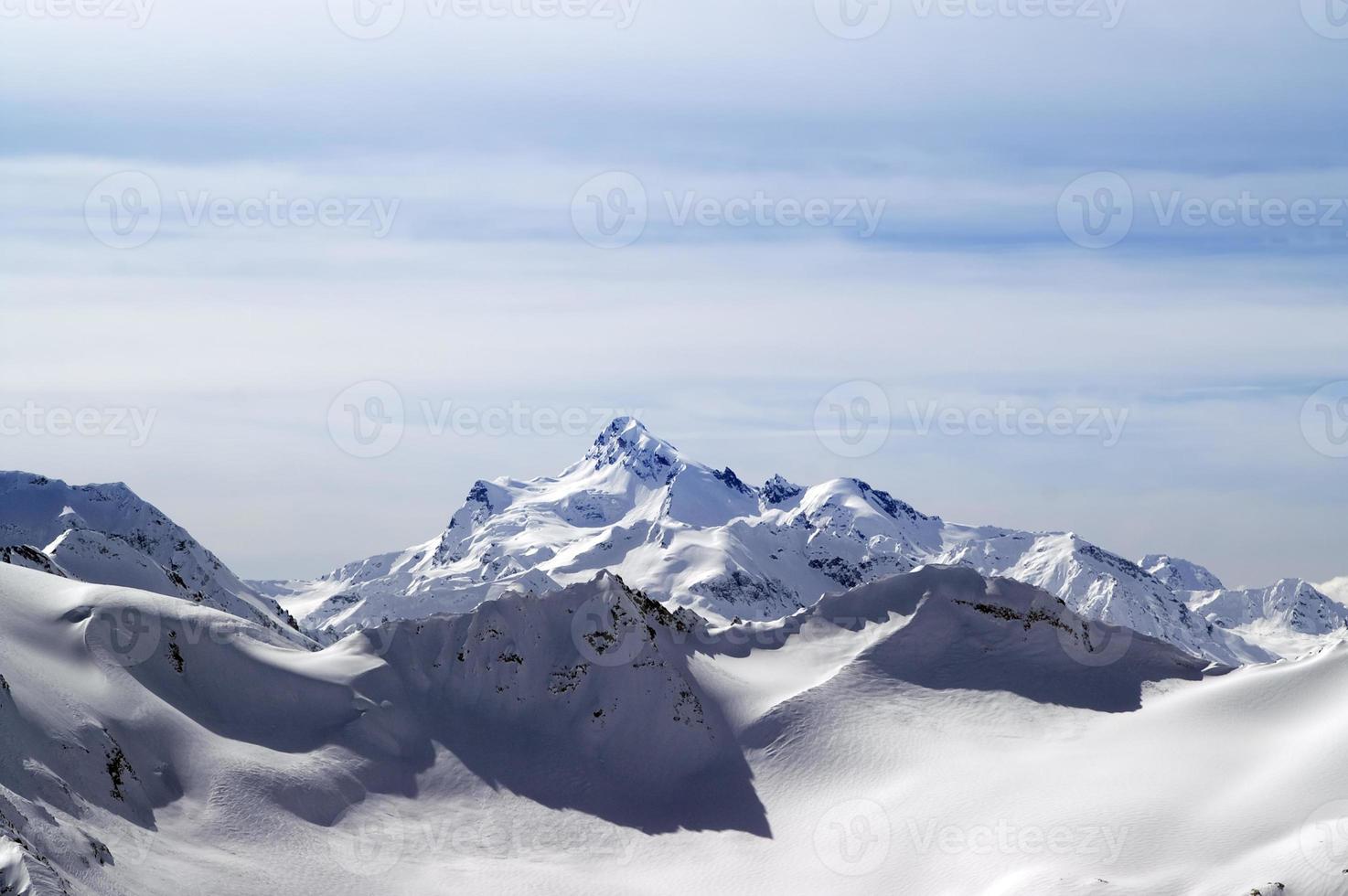 montagne innevate d'inverno. montagne del Caucaso foto