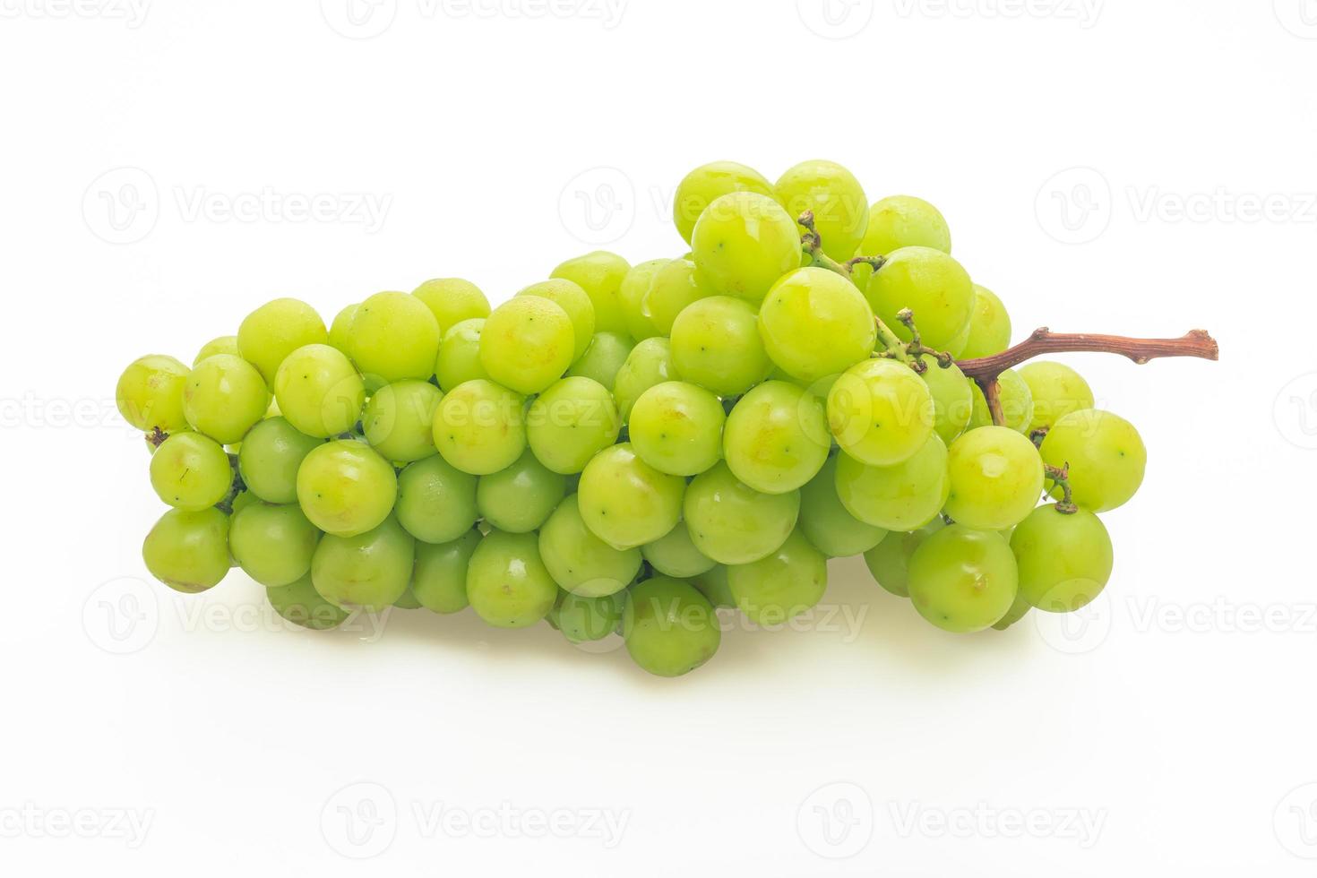 uva verde fresca su sfondo bianco foto