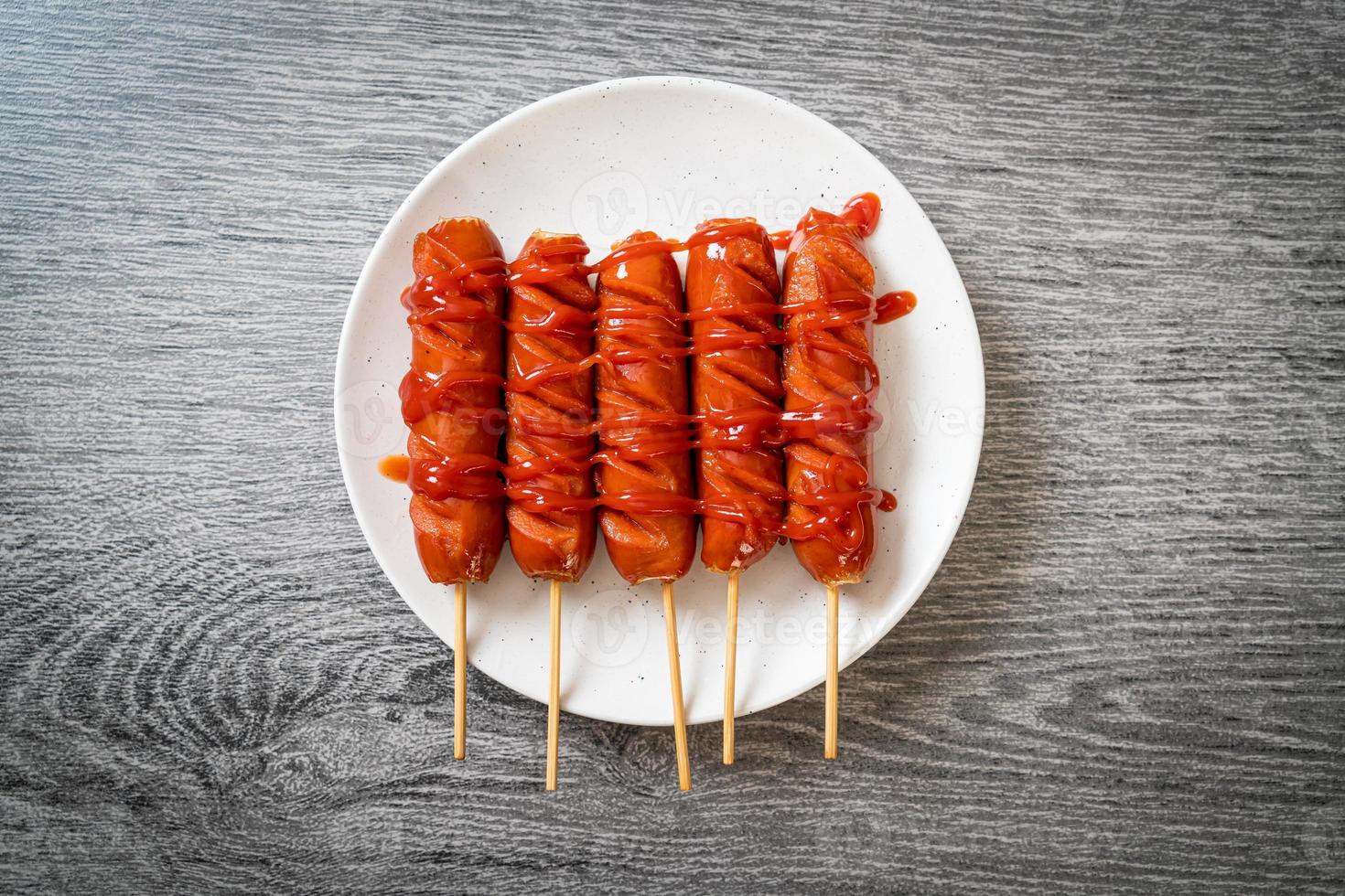 spiedino di salsiccia fritta con ketchup foto