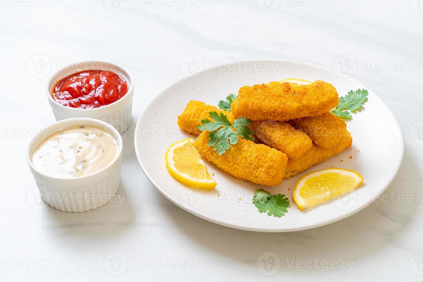 bastoncino di pesce fritto o pesce con patatine fritte foto