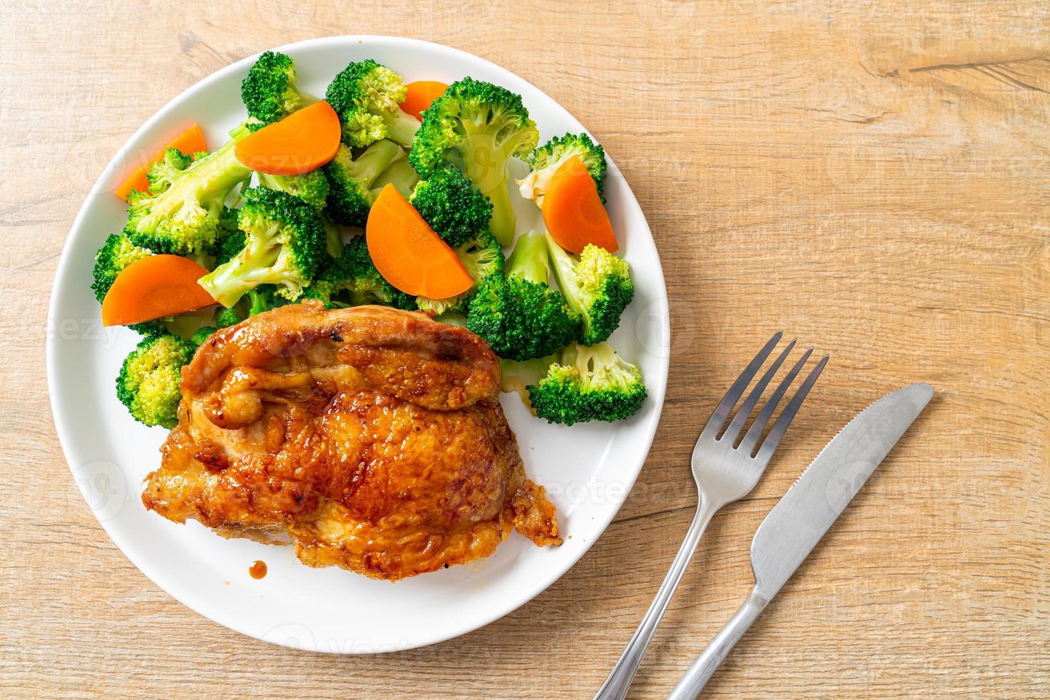 bistecca di pollo con broccoli e carote foto