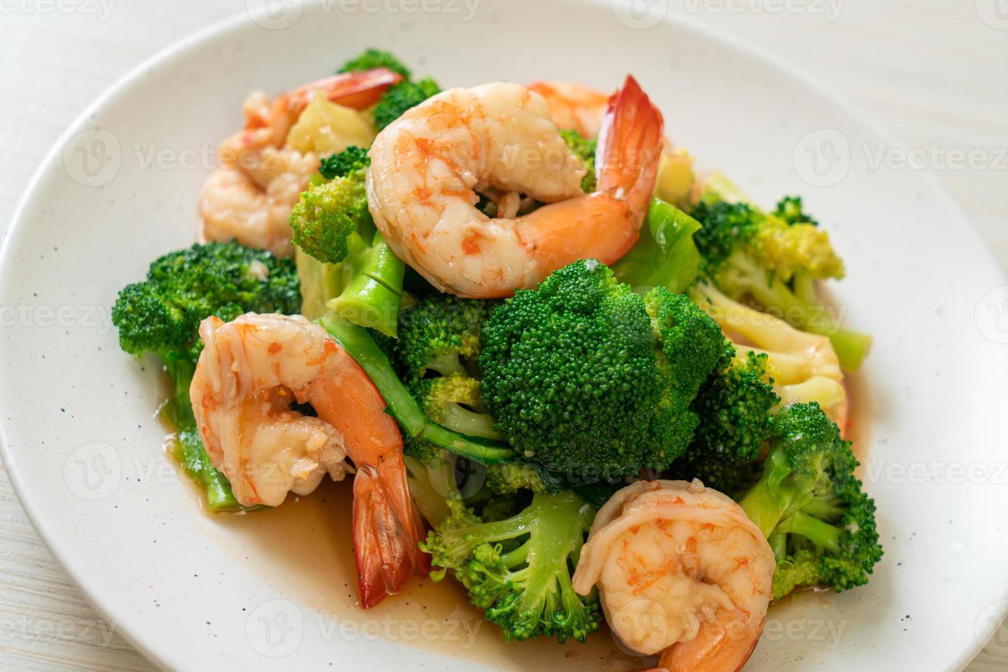 broccoli saltati in padella con gamberi foto