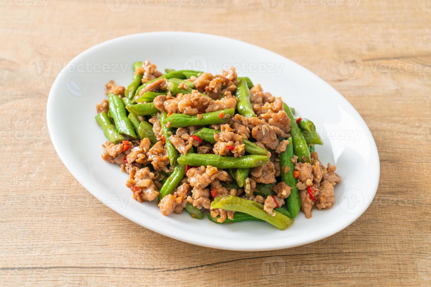 fagiolini saltati in padella o fagiolini con carne di maiale macinata foto