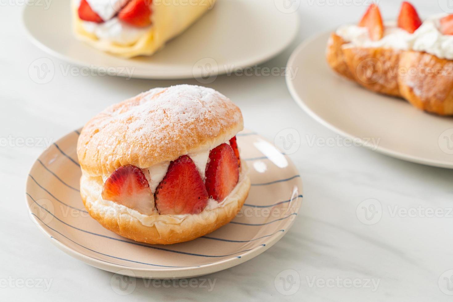 hamburger di ciambella alla fragola con crema di formaggio fresco foto