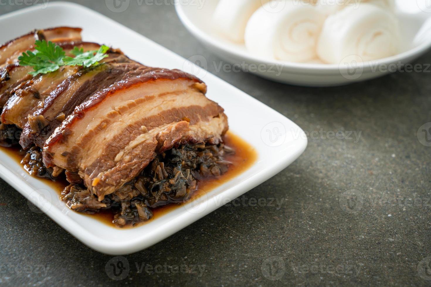 pancetta di maiale al vapore con ricette di cubbage alla senape Swatow o mei cai kou rou foto