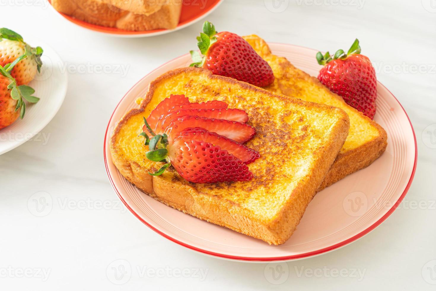 toast alla francese con fragole fresche foto