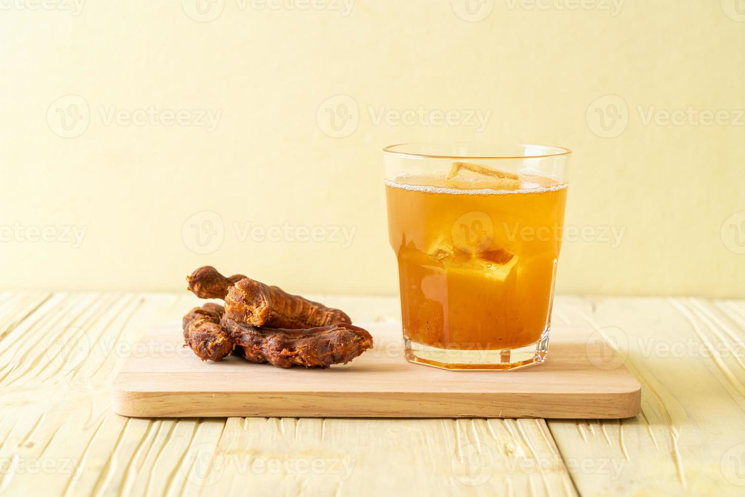 deliziosa bevanda dolce succo di tamarindo e cubetto di ghiaccio foto