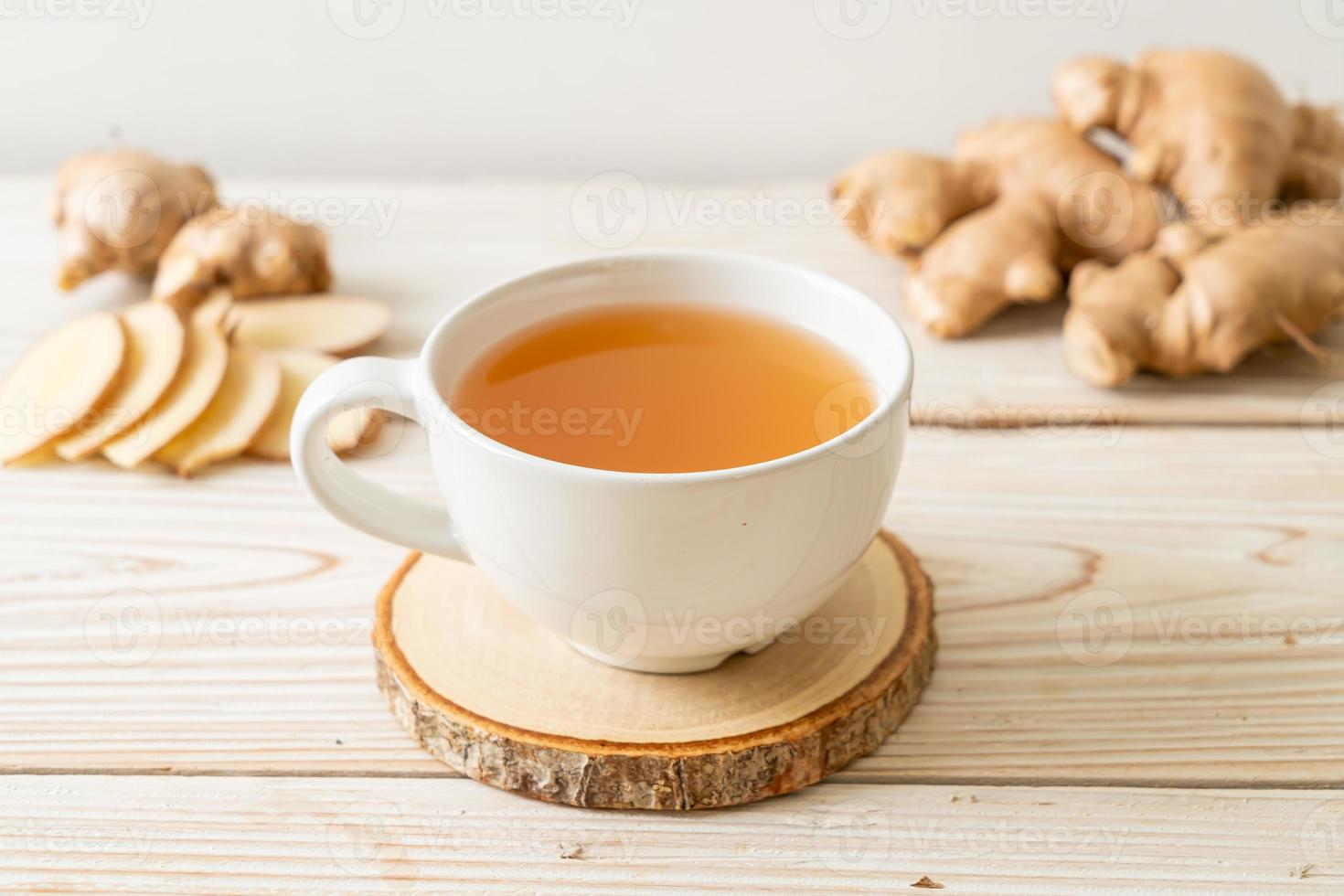 bicchiere di succo di zenzero fresco e caldo foto