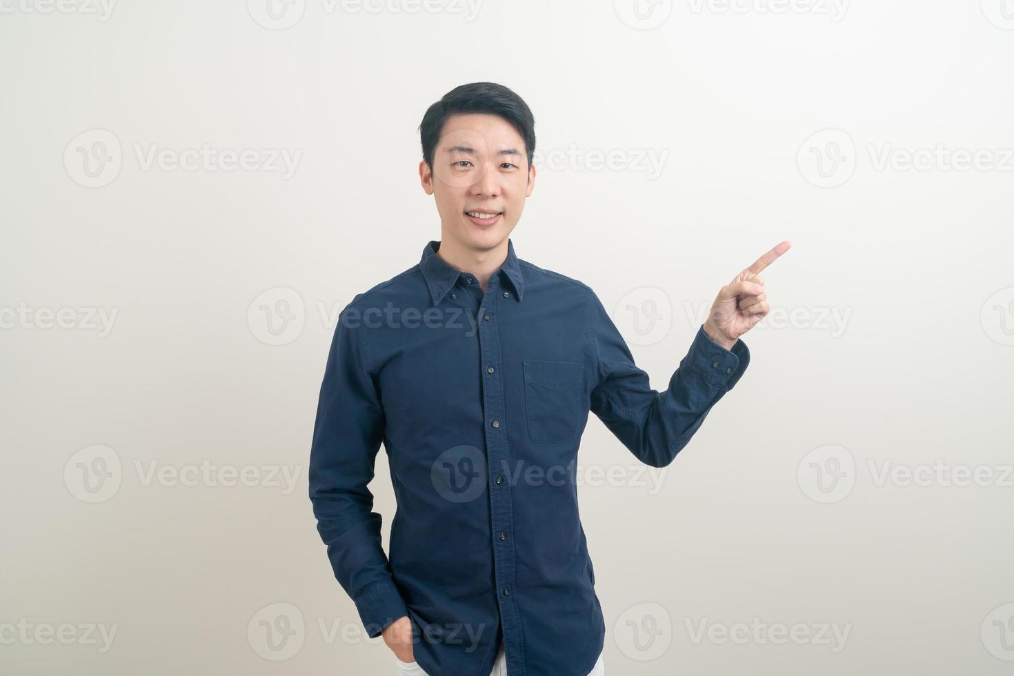 uomo asiatico con la mano che indica o che presenta su sfondo bianco foto