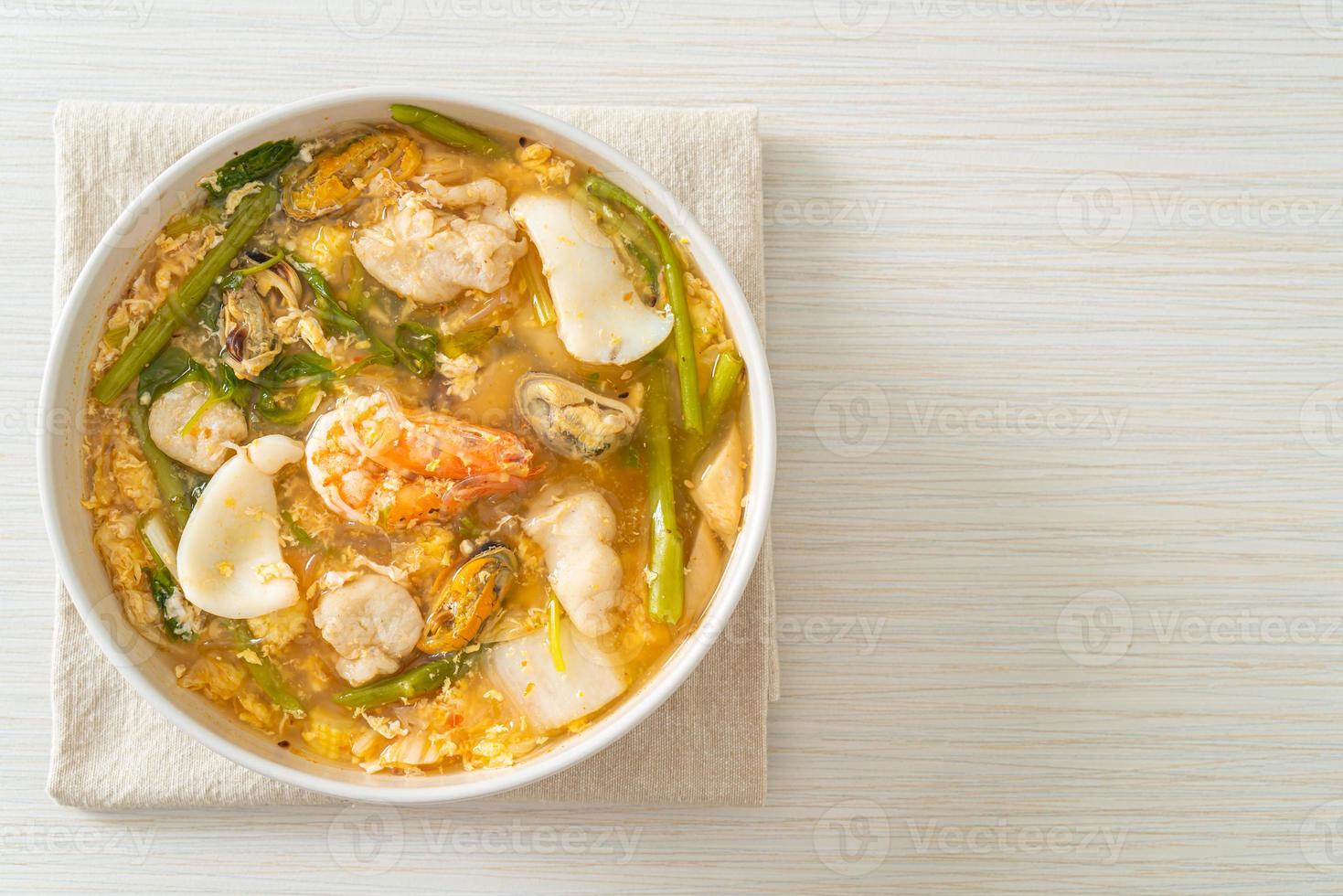 zuppa sukiyaki con ciotola di frutti di mare foto