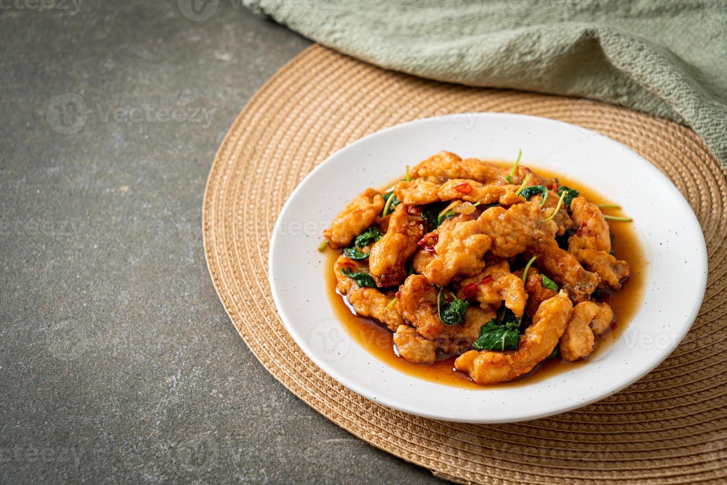 pesce saltato in padella con basilico e peperoncino in stile thai foto