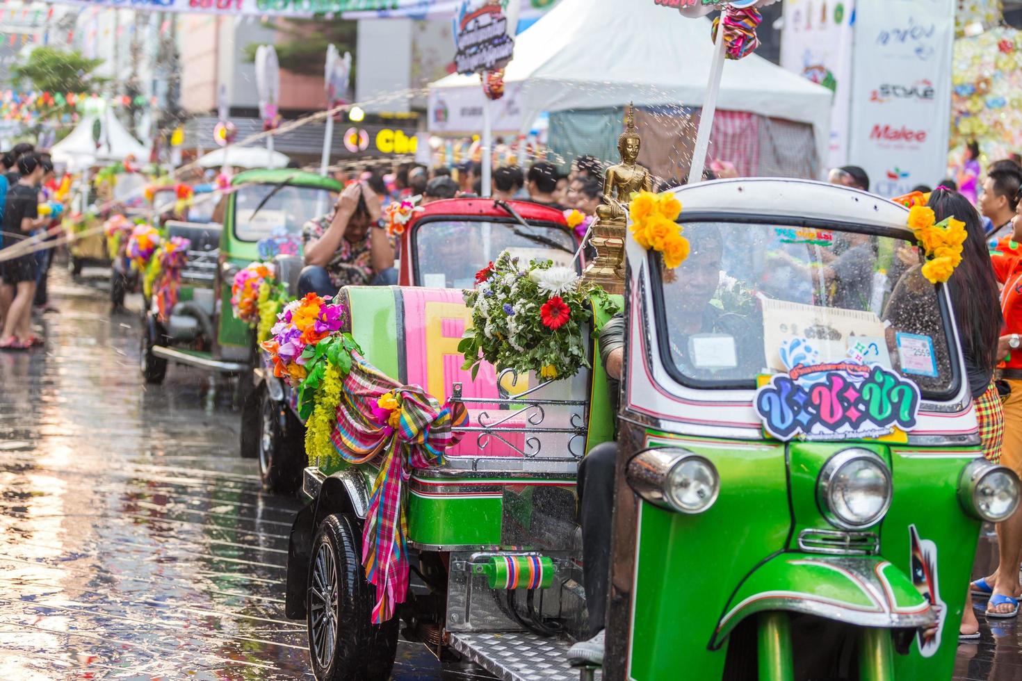 bangkok songkran festival siam square 2016, il festival di songkran è celebrato in Thailandia come il tradizionale capodanno dal 13 al 15 aprile. foto