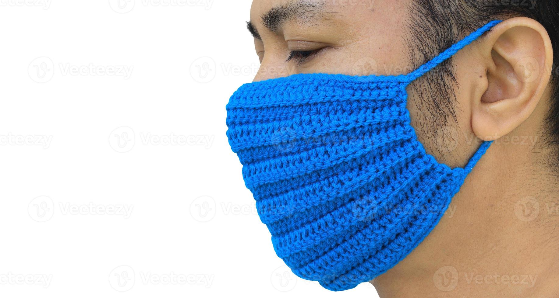 le persone asiatiche indossano maschere, maschera fatta a mano realizzata con il virus corona di protezione del filato, maschera di stoffa fatta a mano. autoprotezione per evitare infezioni da virus, con tracciato di ritaglio, con tracciato di ritaglio foto