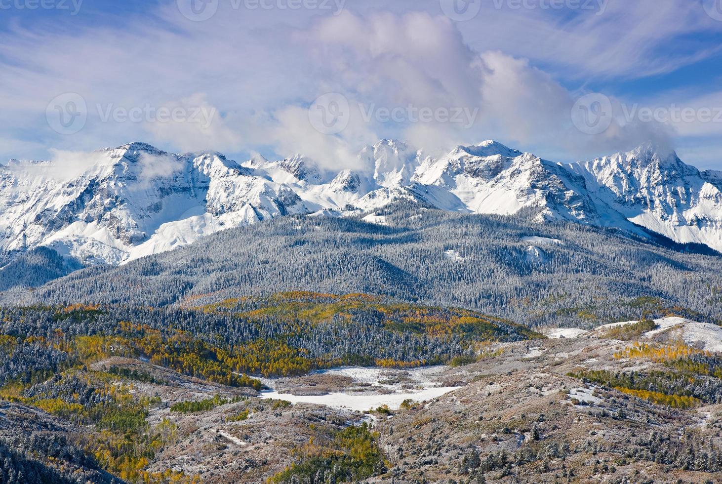 Colorado bellezza paesaggistica autunnale. autunno e inverno si scontrano nelle montagne di san juan. foto