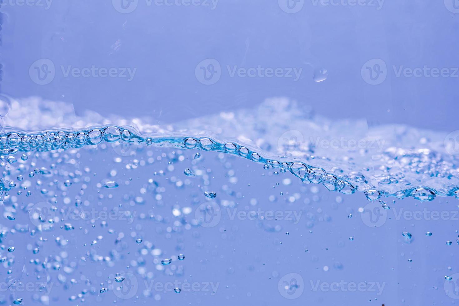 bolle d'acqua e aria su sfondo bianco con spazio per il testo foto