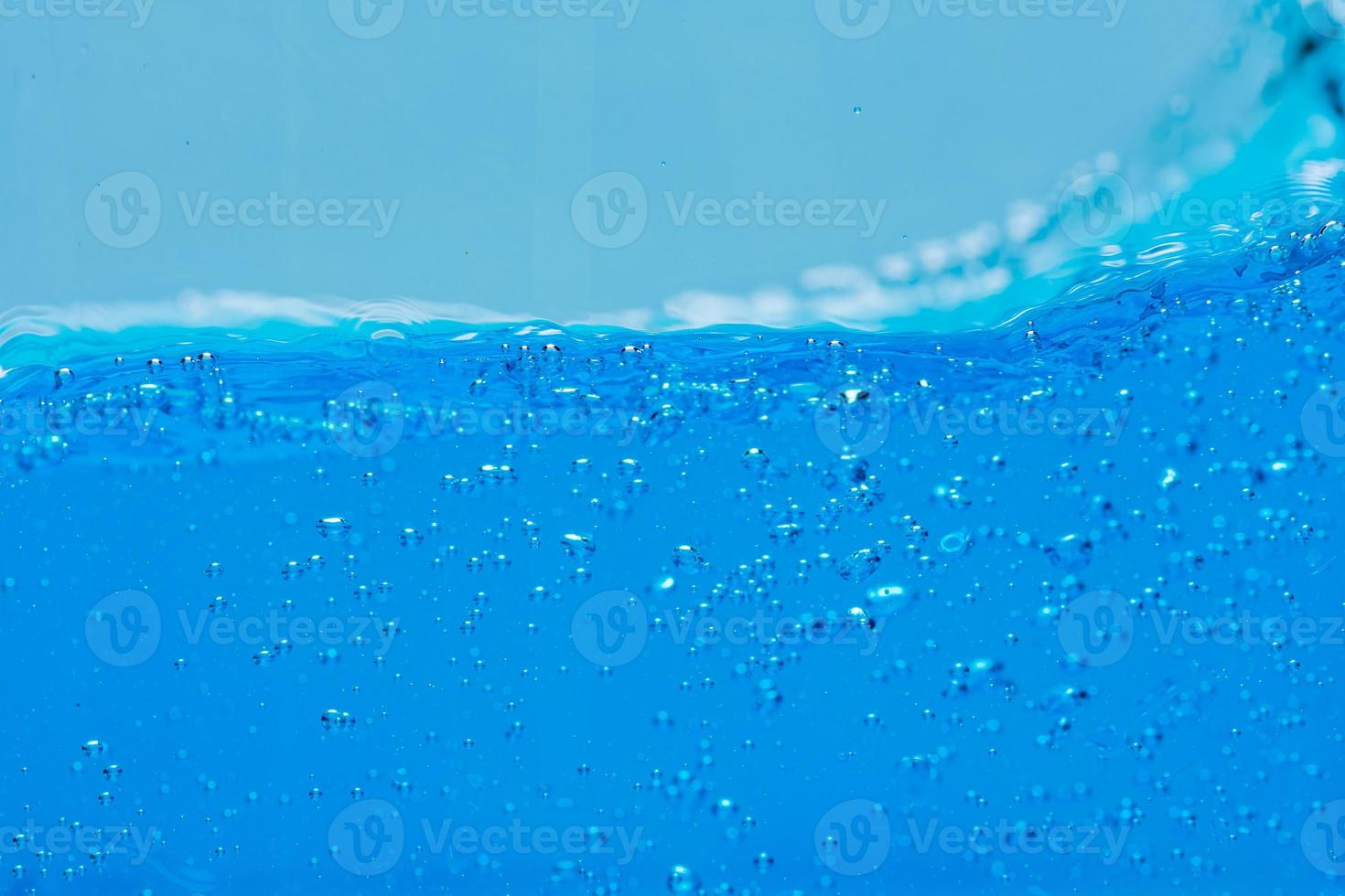 bolle d'acqua e aria su sfondo bianco con spazio per il testo foto