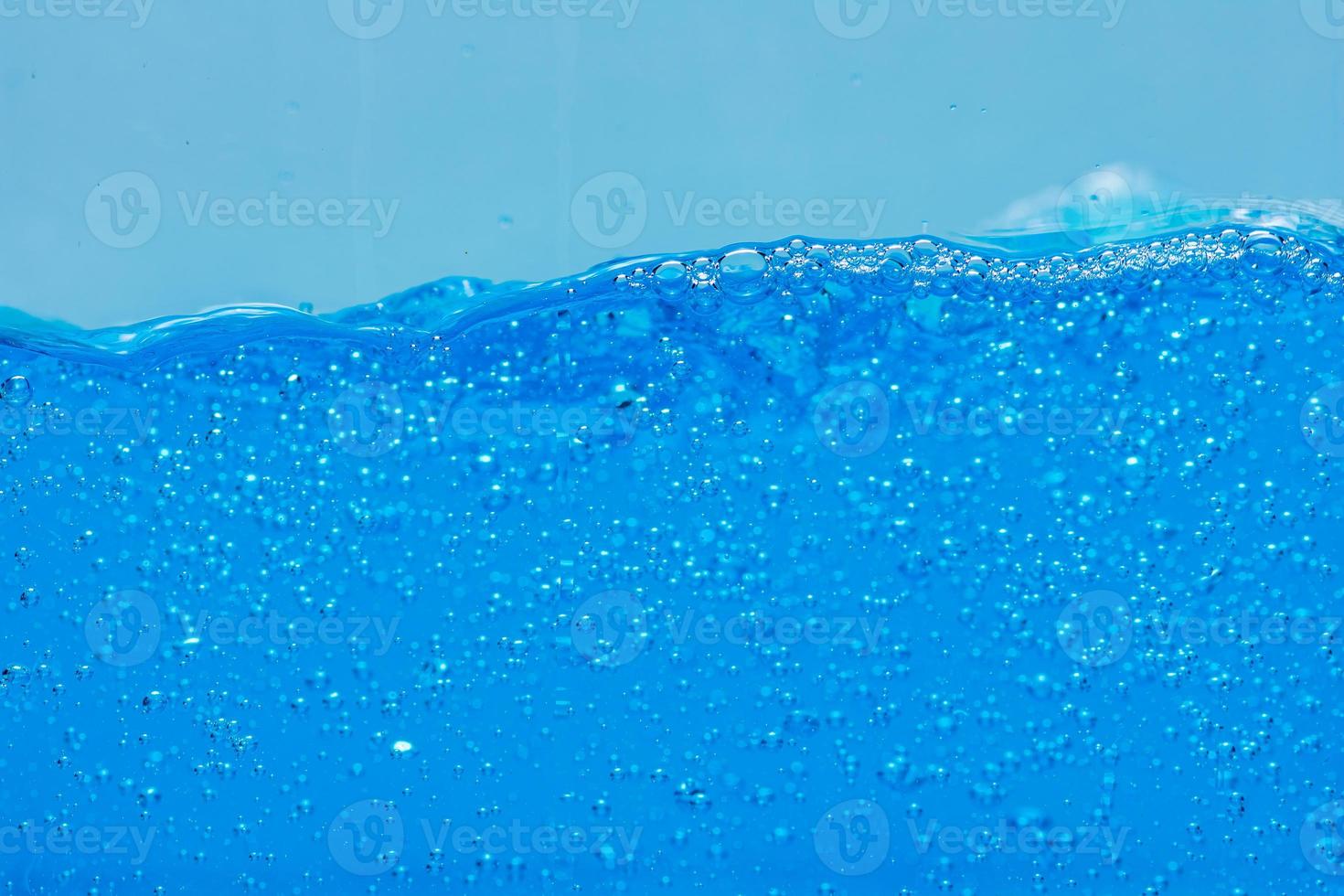 bolle d'acqua e aria su sfondo bianco con spazio per il testo foto